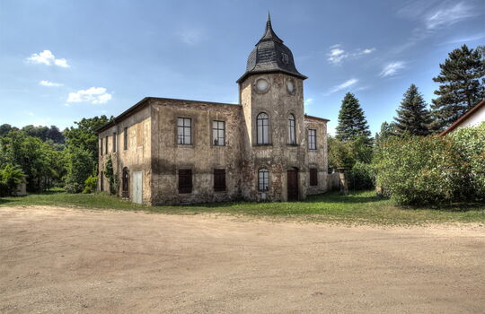 Altes, verfallenes Gebäude mit Turm in Sachsen.